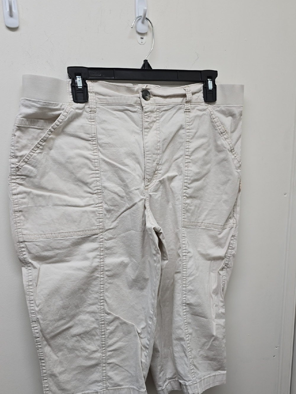 Discounted - Condition Good - Lee Casual Cream Utility Capris - Size 16